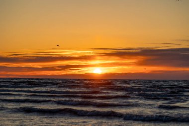 Baltık Denizi sahilinde yaz günbatımının minimalist manzarası. Letonya, Avrupa 'da renkli manzara.