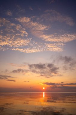 Baltık Denizi sahilinde yaz günbatımının minimalist manzarası. Letonya, Avrupa 'da renkli manzara.