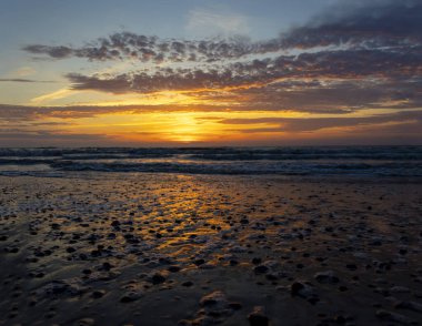 Baltık Denizi kıyılarında güzel bir yaz gün batımı manzarası. Letonya, Avrupa 'da gün batımından sonra renkli gökyüzü.