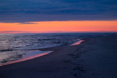 Baltık Denizi sahilinde güneş doğmadan önce sabah manzarası. Letonya, Avrupa 'da yaz sabahı.