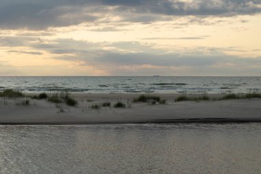 Letonya 'daki Baltık Denizi kıyılarının karakteristik detayları. Denizde bulutlu bir gün.