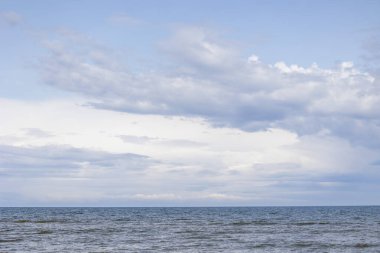 Letonya 'daki Baltık Denizi kıyılarının karakteristik detayları. Denizde bulutlu bir gün.