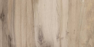 Buruşmuş kağıt, mesajınız için kağıt arkaplan, kahverengi ahşap arka plan.