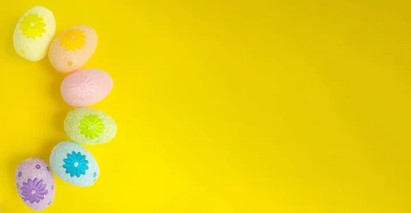 Six œufs de Pâques sur fond jaune — Photo