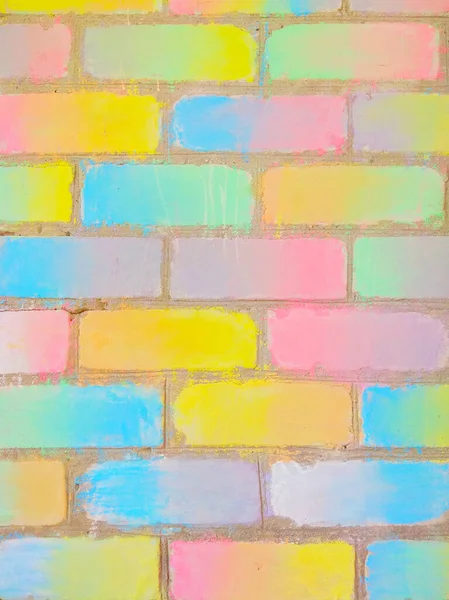 Parede de tijolo pintada com giz colorido. Gradiente. Contexto. Fotos De Bancos De Imagens
