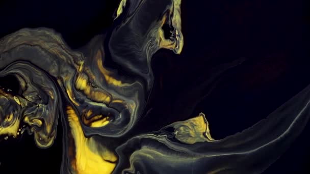 流体芸術の描画映像、流れるような効果を抽象的なアクリルテクスチャ。液体塗料スプラッシュや渦と背景を混合します。黄色、黒、灰色のオーバーフロー色と詳細な背景の動き. — ストック動画
