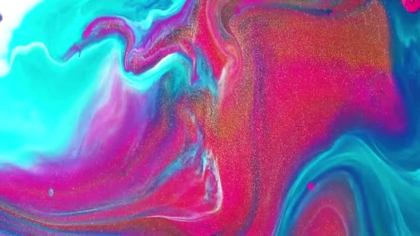 Fluid Art Zeichnungsmaterial, trendige Acryl-Textur mit fließender Wirkung. Flüssige Farbmischung Kunstwerk mit Spritzer und Wirbel. Detaillierte Hintergrundbewegungen mit goldenen, rosa und aquamarin überfließenden Farben. — Stockvideo