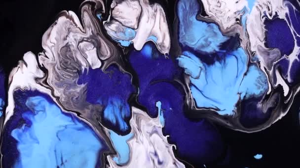 Imagens de pintura de arte fluida, textura acrílica abstrata com ondas coloridas. Pintura líquida mistura arte com respingo e redemoinho. Movimento de fundo detalhado com cores transbordantes azuis, pretas e brancas. — Vídeo de Stock