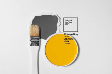 2021 'in moda ve mod renklerinde açık arkaplanda beyaz fırça. Makale, afiş ya da poster için minimalist bir resim. Sarı ve gri palet.