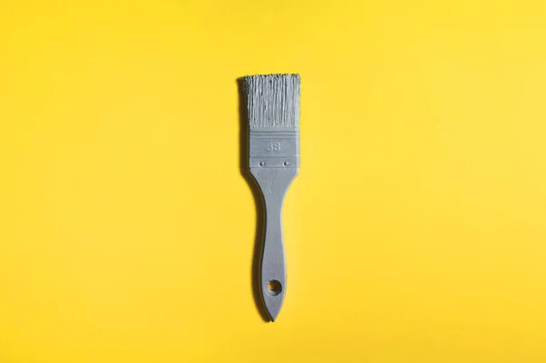 Brosse grise sur fond jaune, tendance et couleurs mod de 2021 année. Image vibrante minimaliste pour article, bannière ou affiche. — Photo