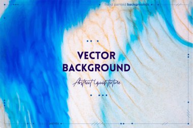 Sıvı sanat dokusu. Boya efektiyle soyut arkaplan. Sıvı akrilik resim ve güzel karışık boyalar. İç mekan posteri olarak kullanılabilir. Mavi, altın ve beyaz taşan renkler.