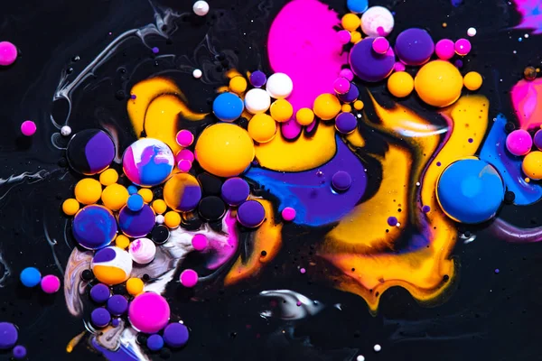 Vätskekonsistens. Bakgrund med abstrakt blandning färg effekt. Flytande akrylbild som flödar bubblor. Blandade färger för baner eller tapeter. Svart och neon överflödande färger. — Stockfoto