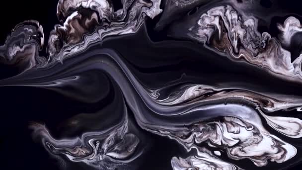 Fluidní malířské video, moderní akrylová textura s barevnými vlnami. Tekutý nátěr míchající obrazy se šplouchnutím a vířením. Detailní pozadí pohybu s hnědé, černé a bílé přetékající barvy. — Stock video