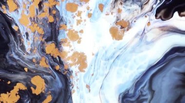 Akışkan resim videosu, renkli dalgalı soyut akryl dokusu. Sıvı boya arka planda sıçrama ve girdapla karışımı. Mavi, altın ve beyaz dolup taşan renklerle ayrıntılı arkaplan hareketi.