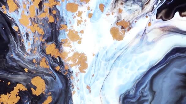 Folyékony művészet festészet videó, absztrakt akril textúra színes hullámok. Folyékony festék keverés háttér fröccsenés és örvény. Részletes háttér mozgás kék, arany és fehér túlcsorduló színek. — Stock videók