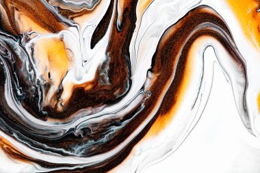 Sıvı sanat dokusu. Soyut yanardöner boya efektiyle arka plan. Sıvı akrilik, akışkan ve sıçramalı bir resim. Posterler ve duvar kağıtları için karışık boyalar. Altın, kahverengi ve beyaz taşan renkler.