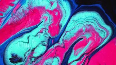 Akışkan sanat çizimi videosu, renkli dalgalı modern akrilik doku. Sıvı boya arka planda sıçrama ve girdapla karışımı. Pembe, turkuaz ve siyah taşan renklerle ayrıntılı arkaplan hareketi.