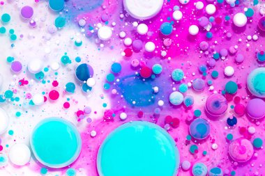 Sıvı sanat dokusu. Soyut yanardöner boya efektiyle arka plan. Akan kabarcıklar için sıvı akrilik çizimler. Web sitesi arka planı için karışık boyalar. Pembe, akuamarin ve taşan beyaz renkler.