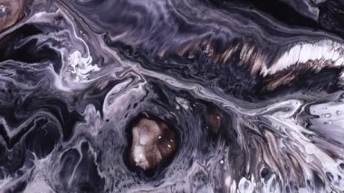 Akışkan sanat çizim videosu, akrilik akrilik doku ve akışkan etki. Sıvı boya, sıçrama ve girdapla karıştırılmış sanat eserleri. Kahverengi, siyah ve beyaz taşan renklerle ayrıntılı arkaplan hareketi.
