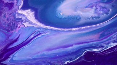Akışkan sanat çizimi videosu, renkli dalgalı soyut akrilik doku. Sıvı boya arka planda sıçrama ve girdapla karışımı. Mavi, mor ve beyaz taşan renklerle ayrıntılı arkaplan hareketi.