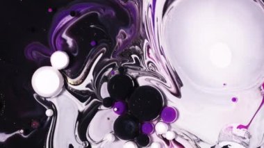 Akışkan resim görüntüleri, renkli baloncuklu moda akryl dokusu. Sıvı boya dalgalar ve girdaplarla karıştırılmış sanat eserleri. Mor, siyah ve beyaz taşan renklerle ayrıntılı arkaplan hareketi.