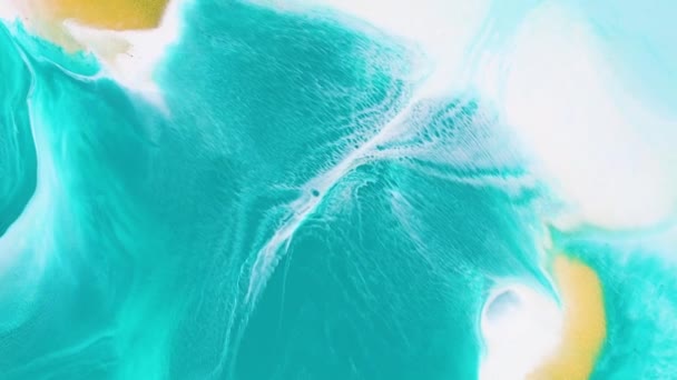 Filmati fluidi di pittura d'arte, texture acrilica moderna con effetto fluido. Fondo di miscelazione vernice liquida con spruzzi e turbinii. Movimento di sfondo dettagliato con colori verdi, dorati e bianchi traboccanti. — Video Stock