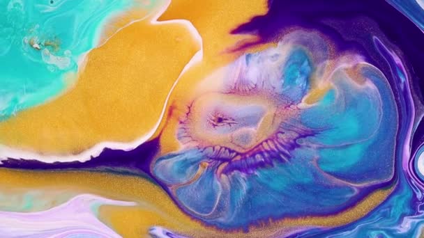 Vidéo de dessin d'art fluide, texture acrylique moderne avec des ondes colorées. Peinture liquide mélange toile de fond avec éclaboussure et tourbillon. Mouvement de fond détaillé avec des couleurs dorées, violettes et aquamarines débordantes. — Video
