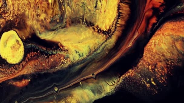 Fluid art pictura video, textura acrilica moderna cu efect curgator. Vopsea lichidă de amestecare a lucrărilor de artă cu stropire și vârtej. Mișcare detaliată a fundalului cu culori portocalii, galbene și negre . — Videoclip de stoc