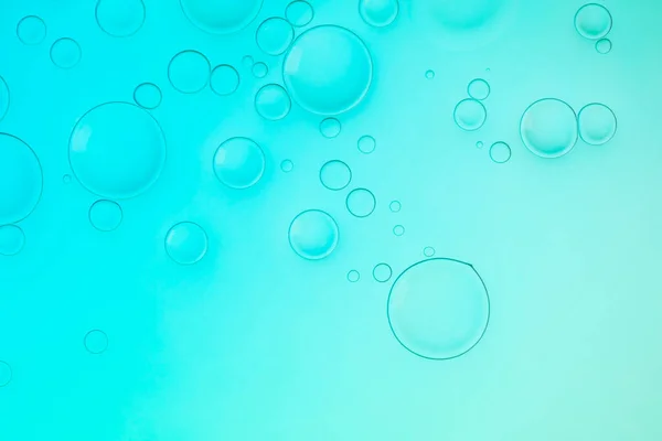 Креативный неоновый фон с каплями. Светящийся абстрактный фон с яркими градиентами на пузырьках. Бирюзовый переливной цвет. — стоковое фото