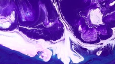 Akışkan sanat çizimi videosu, renkli dalgalı modern akrilik doku. Sıvı boya, sıçrama ve girdapla karıştırılmış sanat eserleri. Mor, lacivert ve beyaz renkli ayrıntılı arkaplan hareketi.