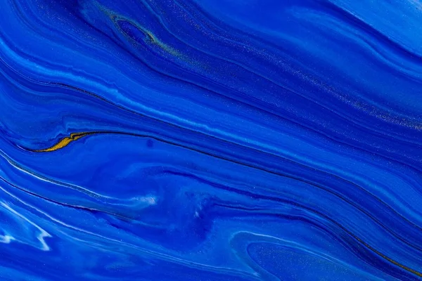 Textura de arte fluida. Fundo com efeito de pintura de giro abstrato. Imagem de acrílico líquido com fluxos e salpicos. Clássica cor azul do ano 2020. Cores transbordantes azuis, douradas e brancas. — Fotografia de Stock