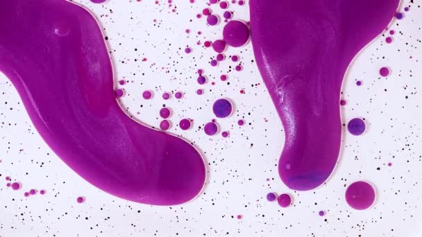 Fluid Art Zeichnung Video, abstrakte Acryl-Textur mit bunten Blasen. Flüssige Farbe mischt Kunstwerke mit Wellen und Wirbeln. Detaillierte Hintergrundbewegung mit violetten, blauen und weißen überfließenden Farben. — Stockvideo