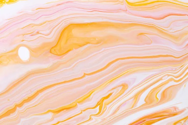 Textura de arte fluida. Cenário abstrato com efeito de pintura girando. Arte em acrílico líquido com tintas mistas coloridas. Pode ser usado para fundo ou cartaz. Coral, branco e laranja transbordando cores. — Fotografia de Stock