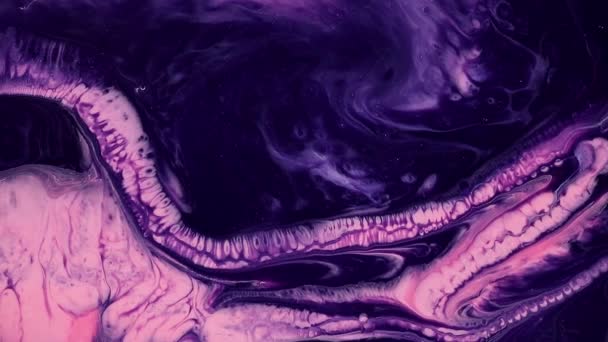 Imágenes de dibujo de arte fluido, textura acrílica moderna con ondas de colores. Pintura líquida mezclando obras de arte con salpicaduras y remolinos. Movimiento de fondo detallado con colores desbordantes púrpura, azul marino y rosa. — Vídeo de stock