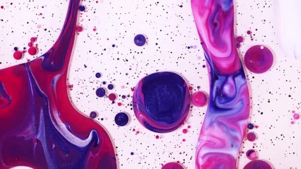 Vloeibare kunst tekening video, trendy acryl textuur met vloeiende effect. Vloeibare verf mengen kunstwerk met golven en werveling. Gedetailleerde achtergrond beweging met blauw, roze, rood en wit overvloeiende kleuren. — Stockvideo