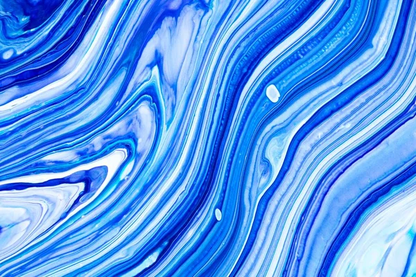 Textura de arte fluida. Cenário abstrato com efeito de pintura de mistura. Imagem de acrílico líquido com fluxos e salpicos. Tintas mistas para cartazes ou papéis de parede. Azul, azul marinho e branco transbordando cores. — Fotografia de Stock