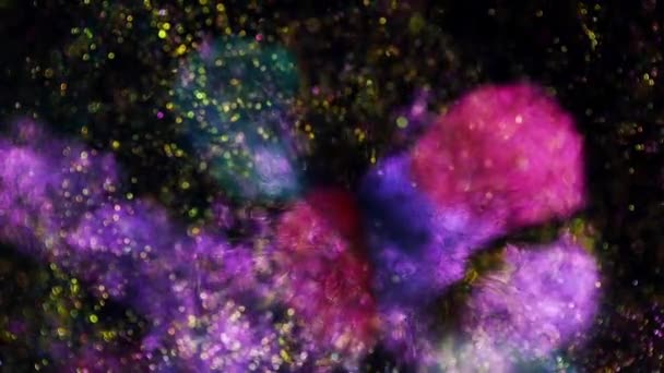 Festliches Bokeh glitzert im Hintergrund. Abstrakter verschwommener Hintergrund mit Kreisen in Bewegung. Aufnahmen mit flackernden Flüssigkeitspartikeln. Animation in lila, rosa und grünen Farben mit Unschärfeeffekt. — Stockvideo