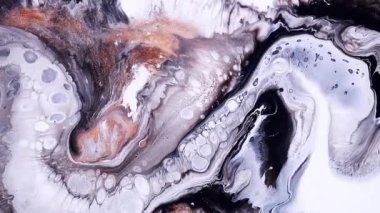 Akışkan resim videosu, renkli dalgalı soyut akrilik doku. Sıvı boya arka planda sıçrama ve girdapla karışımı. Siyah, beyaz ve altın renkli ayrıntılı arkaplan hareketi.
