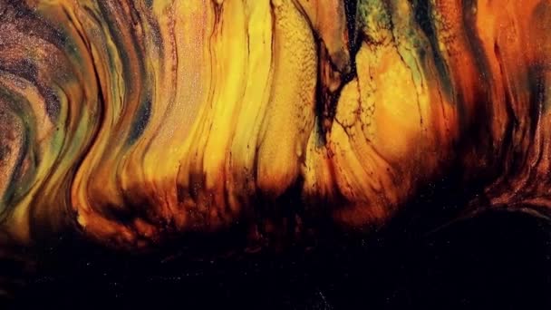 Płynna sztuka malowania wideo, abstrakcyjna faktura akrylu z płynącym efektem. Płynna farba mieszająca tło z pluskiem i wirem. Szczegółowy ruch tła ze złotymi, pomarańczowymi i czarnymi przepełnionymi kolorami. — Wideo stockowe
