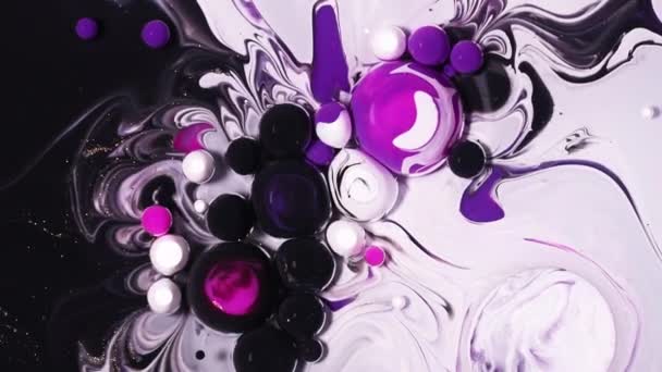 Fluid art drawing video, modern acryl texture with flowing effect. Liquid paint mixing artwork with waves and swirl. Detailed background motion with black, purple, pink and white overflowing colors. — Stock Video
