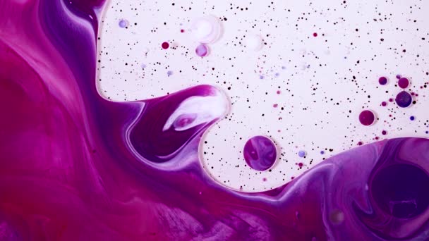 Arte fluida disegno video, texture acrilica astratta con bolle colorate. Pittura liquida mescolando opere d'arte con onde e vortice. Movimento di sfondo dettagliato con rosa, viola e bianco traboccante di colori. — Video Stock