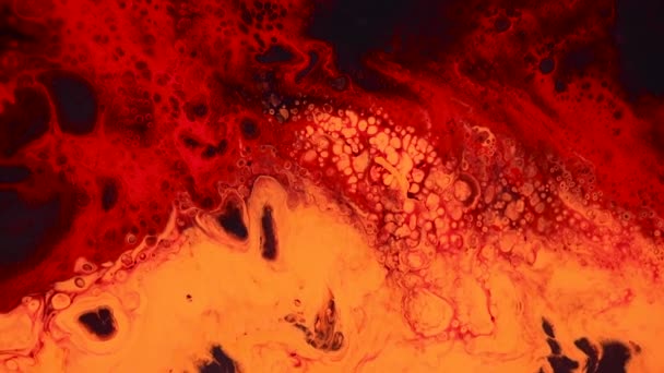 Filmati fluidi di pittura lavica d'arte, texture astratta in acrilico con effetto fluido. Pittura liquida mescolando opere d'arte con spruzzi e turbinii. Movimento di sfondo con colori arancio, nero e rosso traboccante. — Video Stock