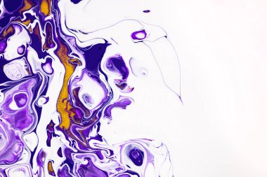Sıvı sanat dokusu. Soyut karıştırıcı boya efektli bir arka plan. Renkli karışık boyalı sıvı akrilik sanat eserleri. Arkaplan ya da poster olarak kullanılabilir. Mor, beyaz ve altın renkler taşar.
