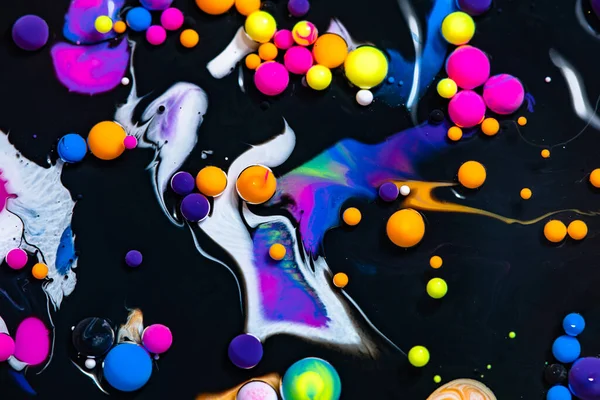 Fluid art texture. Abstract backdrop with mixing paint effect. Liquid acrylic artwork with flowing bubbles. Mixed paints for background or poster. Black and neon overflowing colors. — Stock Photo, Image