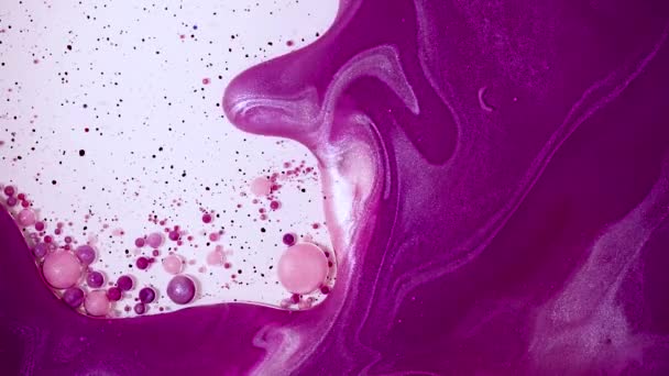 Imágenes de dibujo de arte fluido, textura acrílica moderna con burbujas de colores. Pintura líquida mezclando obras de arte con olas y remolinos. Movimiento de fondo detallado con colores desbordantes púrpura, rosa y blanco. — Vídeos de Stock