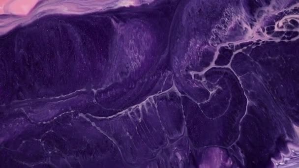 Vidéo de peinture d'art fluide, texture acrylique moderne avec des vagues colorées. Peinture liquide mélange toile de fond avec éclaboussure et tourbillon. Mouvement de fond détaillé avec des couleurs violettes, lilas et roses débordantes. — Video