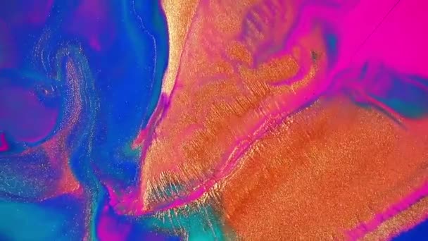 Fluid art pintura de vídeo, textura acrílica de moda con efecto fluido. Pintura líquida mezclando fondo con chapoteo y remolino. Movimiento de fondo detallado con colores azules, rosados y dorados desbordantes. — Vídeo de stock