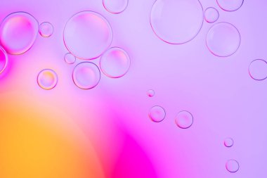 Kabarcıklı parlak neon arkaplan. Renkli, soyut bir zemin ve kabarcıklar üzerinde parlak gradyanlar. Leylak, turuncu ve pembe taşan renkler.