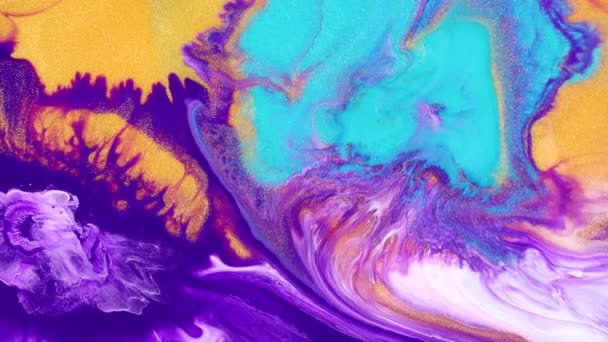 流畅的绘画视频,现代的丙烯酸质感与五彩缤纷的波浪.液体油漆把艺术品与飞溅和涡旋混合在一起.详细的背景运动与紫色，水蓝花和金黄色溢出的色彩. — 图库视频影像