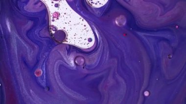 Akışkan resim görüntüleri, renkli baloncuklu modern akrilik doku. Sıvı boya dalgalar ve girdaplarla karıştırılmış sanat eserleri. Mavi, mor ve beyaz taşan renklerle ayrıntılı arkaplan hareketi.